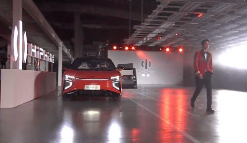 跨界營銷新典范 高合汽車聯動Scabal工廠走秀，重構汽車銷售體驗